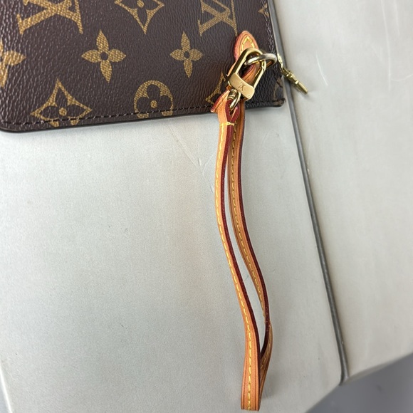 Louis Vuitton Neverfull Monogram Pouch - Picture 2 of 11